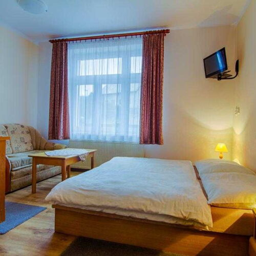 Apartman se sprchou s privátní koupelnou mimo apartmán pro 2 os. (s možností přistýlky)