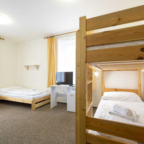 Camera cvadrupla cu duș cu chicinetă comună (se poate solicita pat suplimentar)