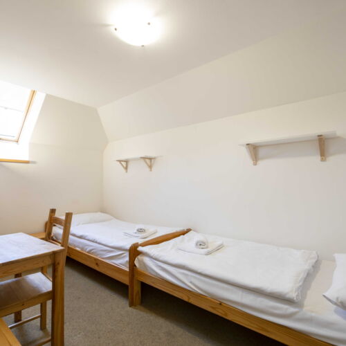 Apartament cu duș cu chicinetă proprie cu 2 camere pentru 4 pers.