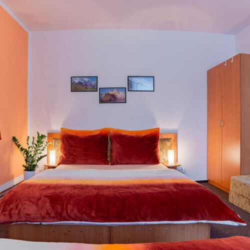 Pokoj se sprchou s vlastní kuchyňkou pro 4 os. (s možností přistýlky)