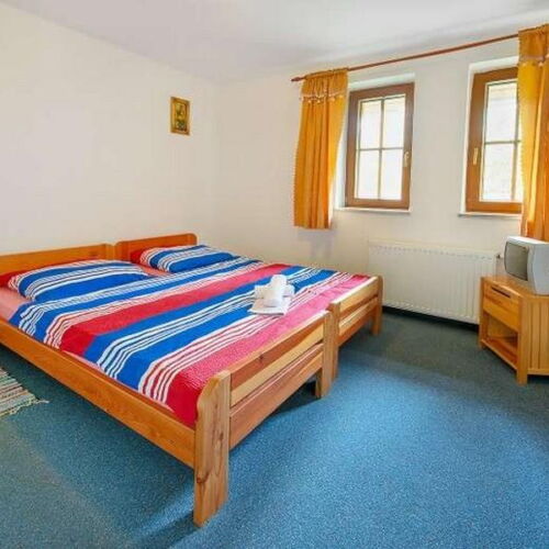 Pokoj se sprchou  s manželskou postelí