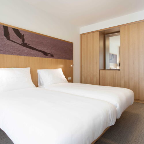 Camera twin cu duș cu aer condiționat