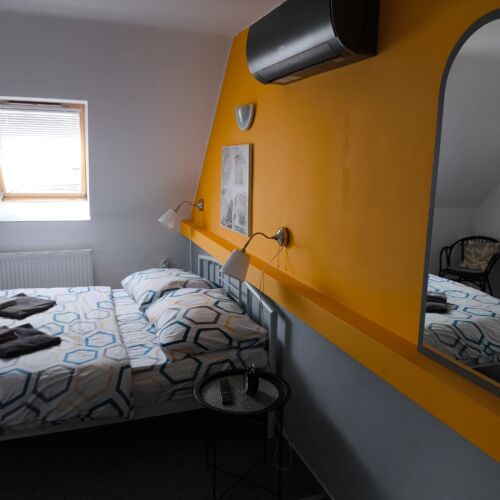 Standard Pokoj se sprchou s manželskou postelí