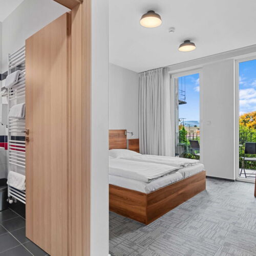 Camera twin cu duș cu aer condiționat