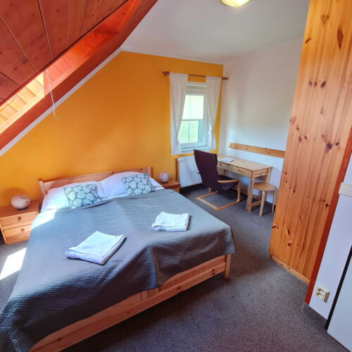 Zweibettzimmer mit Dusche