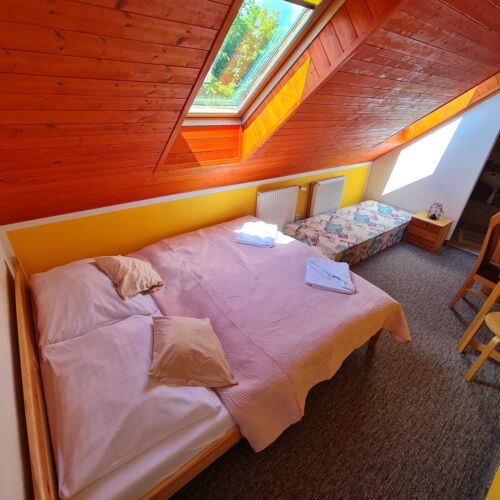 Dreibettzimmer mit Dusche