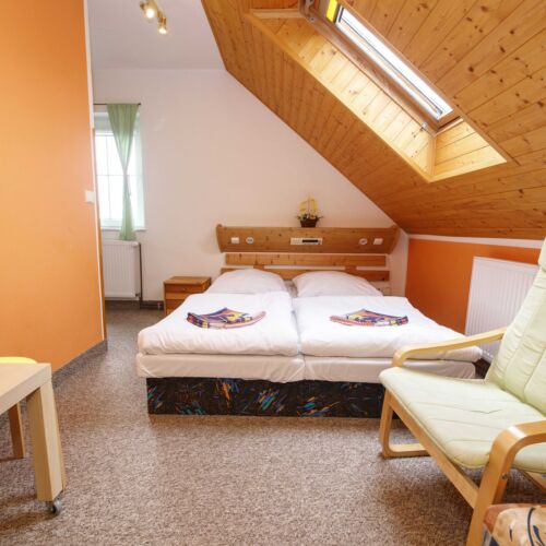 Dreibettzimmer mit Dusche