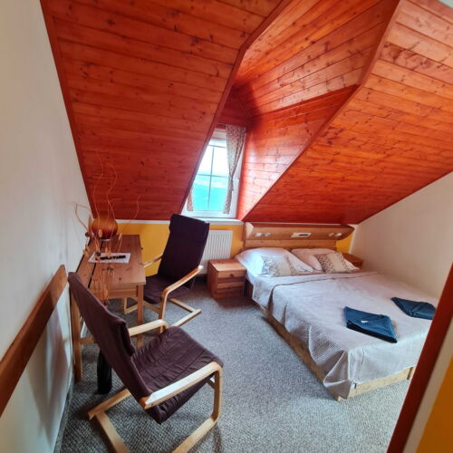 Zweibettzimmer mit Dusche