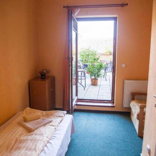 Pokoj se sprchou s terasou pro 3 os.