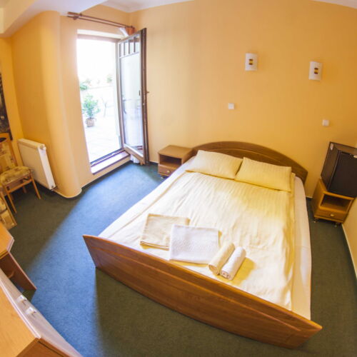 Pokoj se sprchou  s manželskou postelí