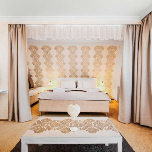 Twin Room with Shower (extra beds available)