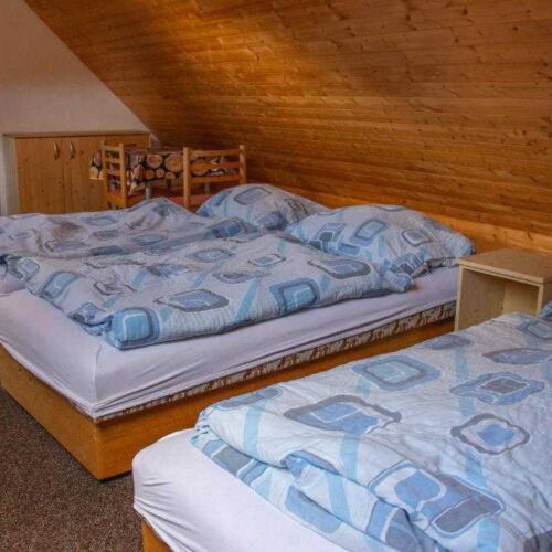 Osmilůžkový pokoj v podkroví