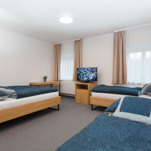 Pokoj se sprchou se společnou kuchyňkou pro 4 os.