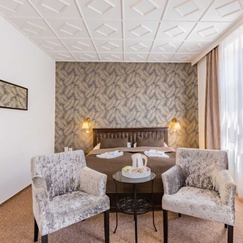 Pokoj s vanou s manželskou postelí s výhledem na město