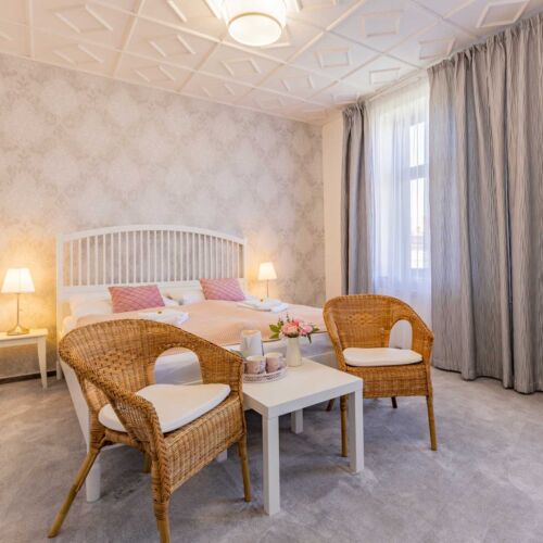 Pokoj s vanou  s manželskou postelí