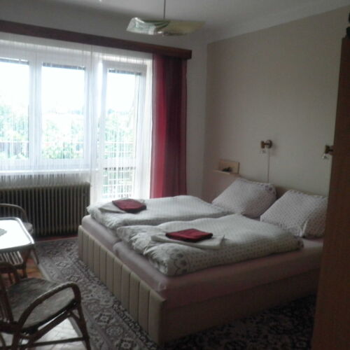 Pokoj se sprchou  s manželskou postelí