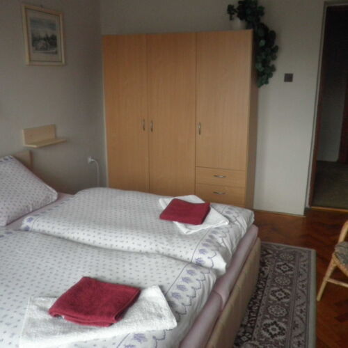 Pokoj s balkónem se sprchou s manželskou postelí