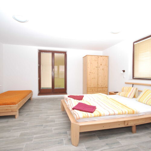 Pokoj se sprchou s balkónem pro 4 os. (s možností přistýlky)