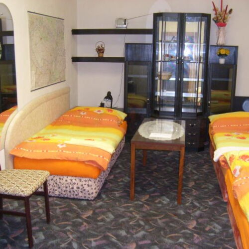 Camera tripla cu duș cu chicinetă proprie