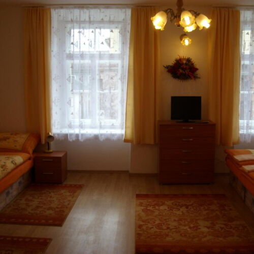 Camera cvadrupla cu duș cu chicinetă proprie