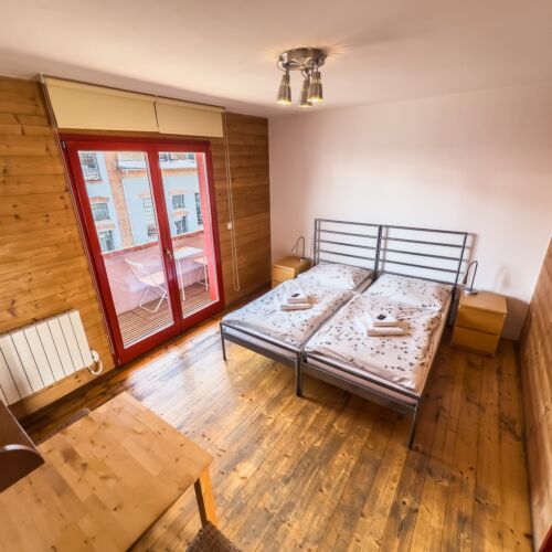 Pokoj s balkónem se sprchou s manželskou postelí