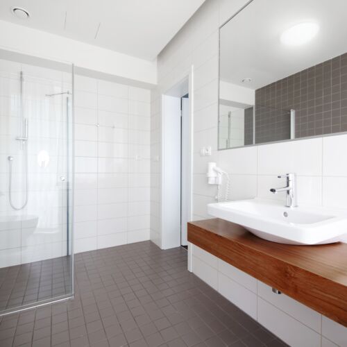 Camera dubla cu balcon cu duș