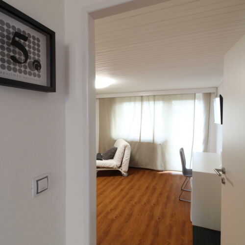 Pokoj se sprchou se společnou kuchyňkou pro 3 os.