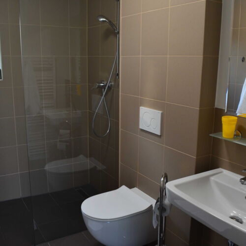 Pokoj se sprchou s terasou pro 2 os.