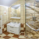 Zuhanyzós közös teakonyhával kétágyas szoba (pótágyazható)