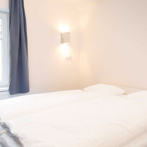 Pokoj se sprchou  s manželskou postelí