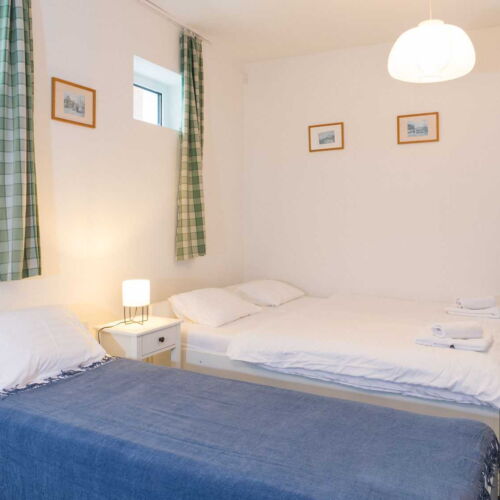 Pokoj se sprchou s vlastní kuchyňkou pro 3 os. (s možností přistýlky)