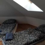 Tetőtéri zuhanyzós kétágyas szoba (pótágyazható)