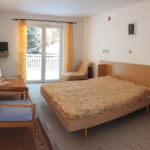 Apartment for 4 Persons with Shower and Shared Kitchenette (extra beds available)