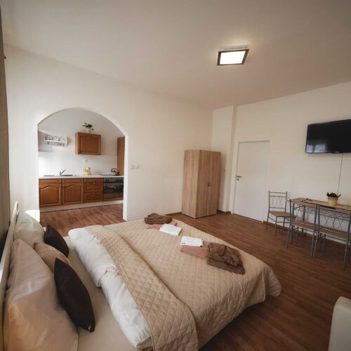 Apartament cu cadă cu chicinetă proprie cu 2 camere pentru 4 pers.