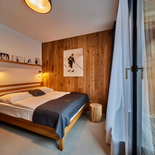 Camera twin cu duș cu bucătărie proprie (se poate solicita pat suplimentar)