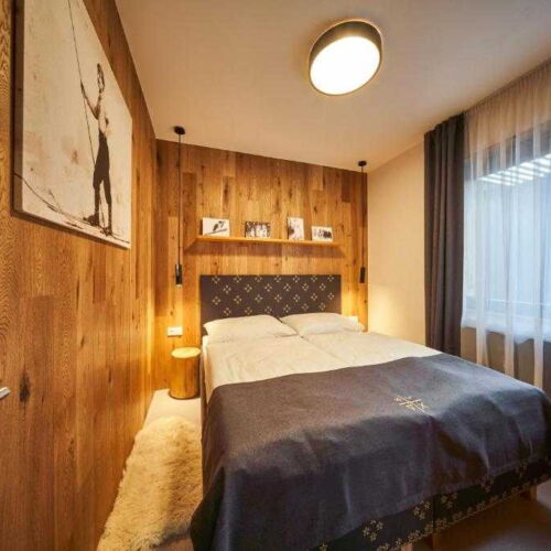 Camera twin cu duș cu bucătărie proprie (se poate solicita pat suplimentar)