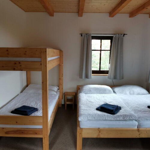 Camera cvadrupla cu duș tV cu ecran plat