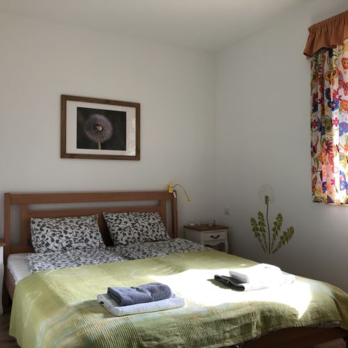 Pokoj s koupelnou s manželskou postelí s výhledem do zahrady (s možností přistýlky)