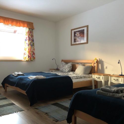 Pokoj s koupelnou pro 3 os. s výhledem do zahrady (s možností přistýlky)