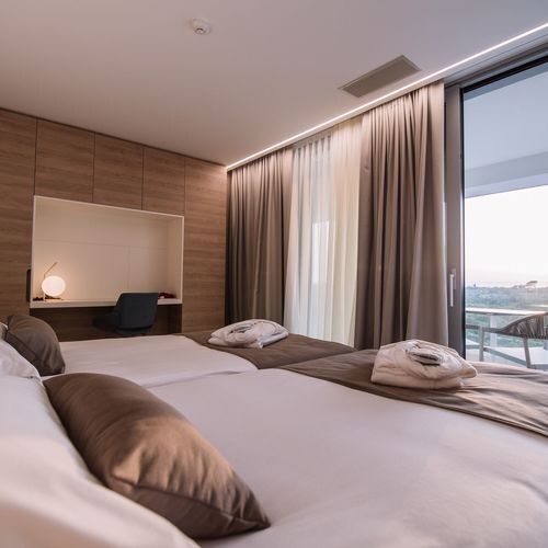 Apartament 4-osobowy z balkonem z widokiem na morze z 2 pomieszczeniami sypialnianymi