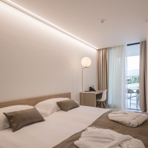 Apartament 3-osobowy z balkonem z widokiem na morze z 2 pomieszczeniami sypialnianymi