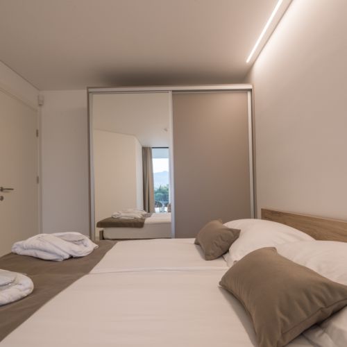 Apartament 3-osobowy na parterze z tarasem z 2 pomieszczeniami sypialnianymi