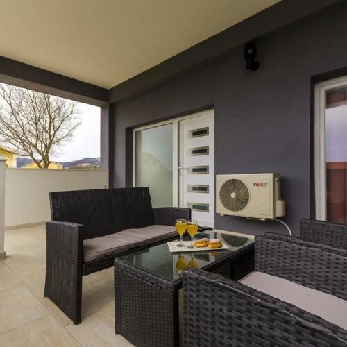 Apartament 3-osobowy z klimatyzacją na parterze z 2 pomieszczeniami sypialnianymi