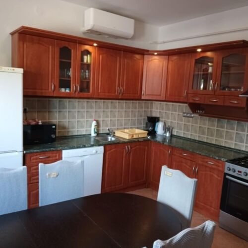 Apartament la parter cu vedere spre curte cu 3 camere pentru 9 pers. (se poate solicita pat suplimentar)