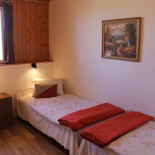 Apartament la etaj cu vedere spre curte cu 2 camere pentru 5 pers. (se poate solicita pat suplimentar)