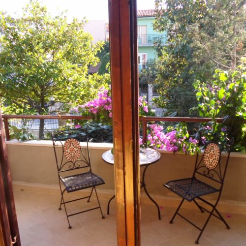 Apartament cu vedere spre gradina cu vedere spre curte cu 2 camere pentru 4 pers.