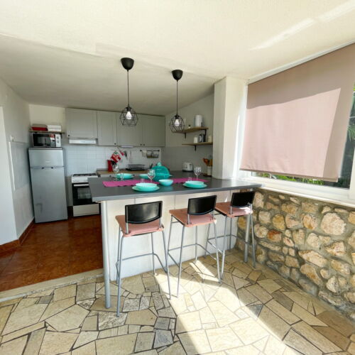 Apartman pro 5 os. se 3 ložnicemi s výhledem na moře v přízemí