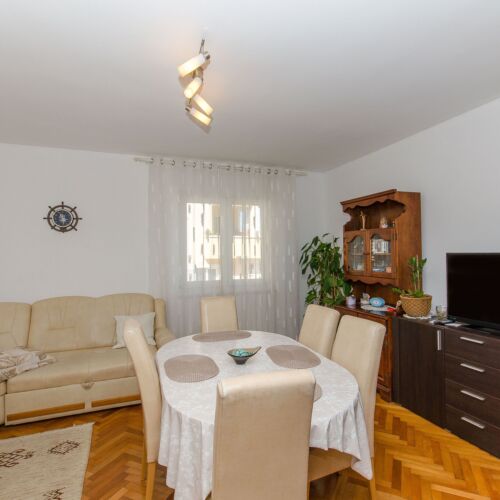 Apartament cu aer condiționat cu vedere spre mare cu 3 camere pentru 6 pers.