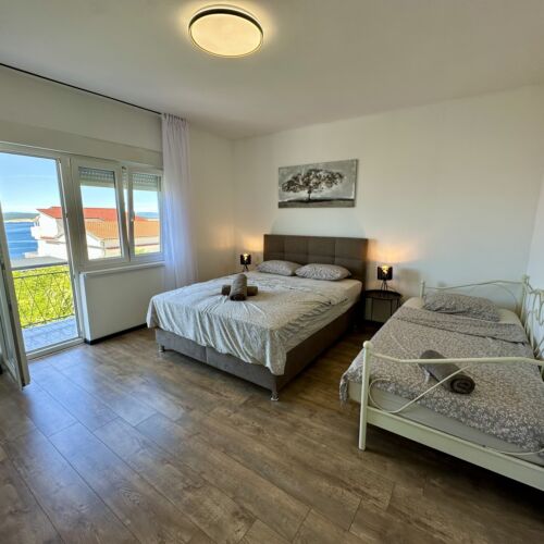 Apartman pro 3 os. s 1 ložnicí s výhledem na moře na poschodí