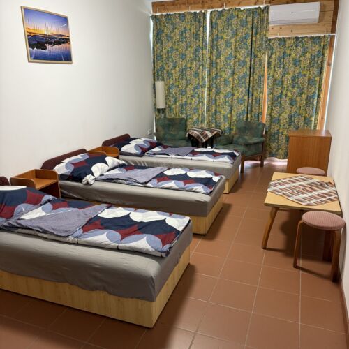 Pokoj se společnou koupelnou s klimatizací pro 3 os. (s možností přistýlky)